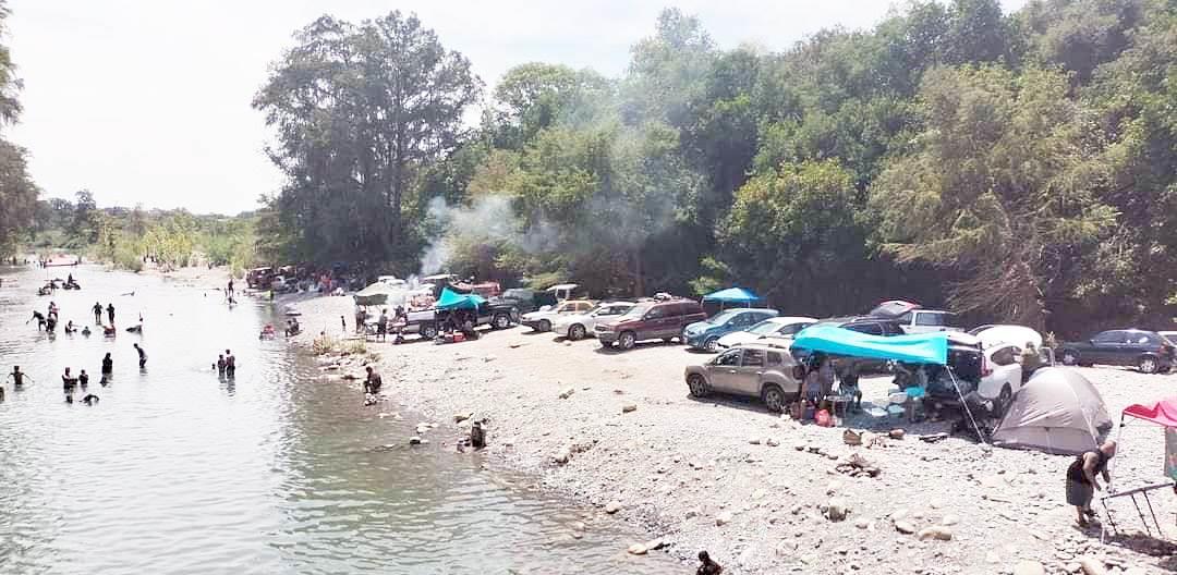 Madrugan regios para poder disfrutar paraje del Río Ramos