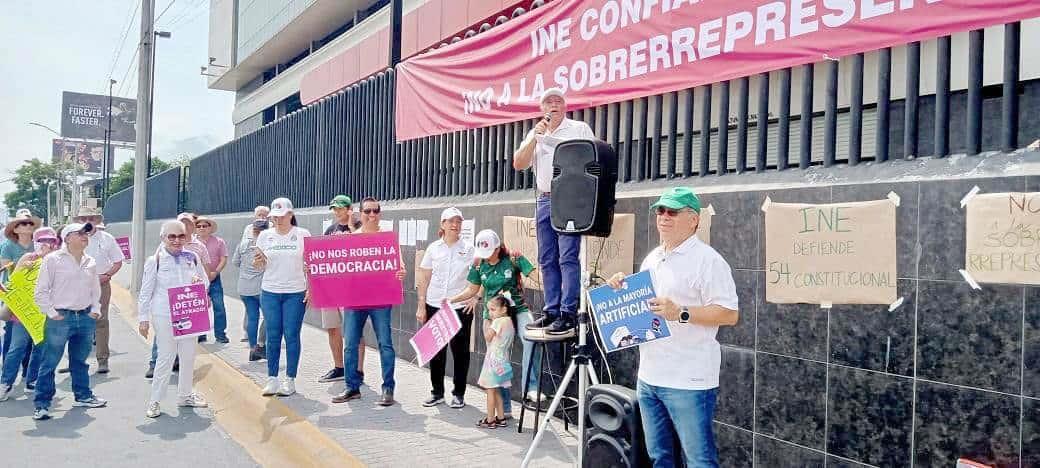 Protestan contra la sobrerrepresentación de Morena en el Congreso