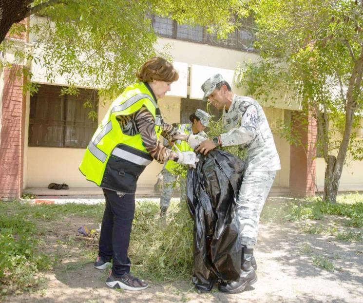 Se une GN a brigadas de limpieza de escuelas