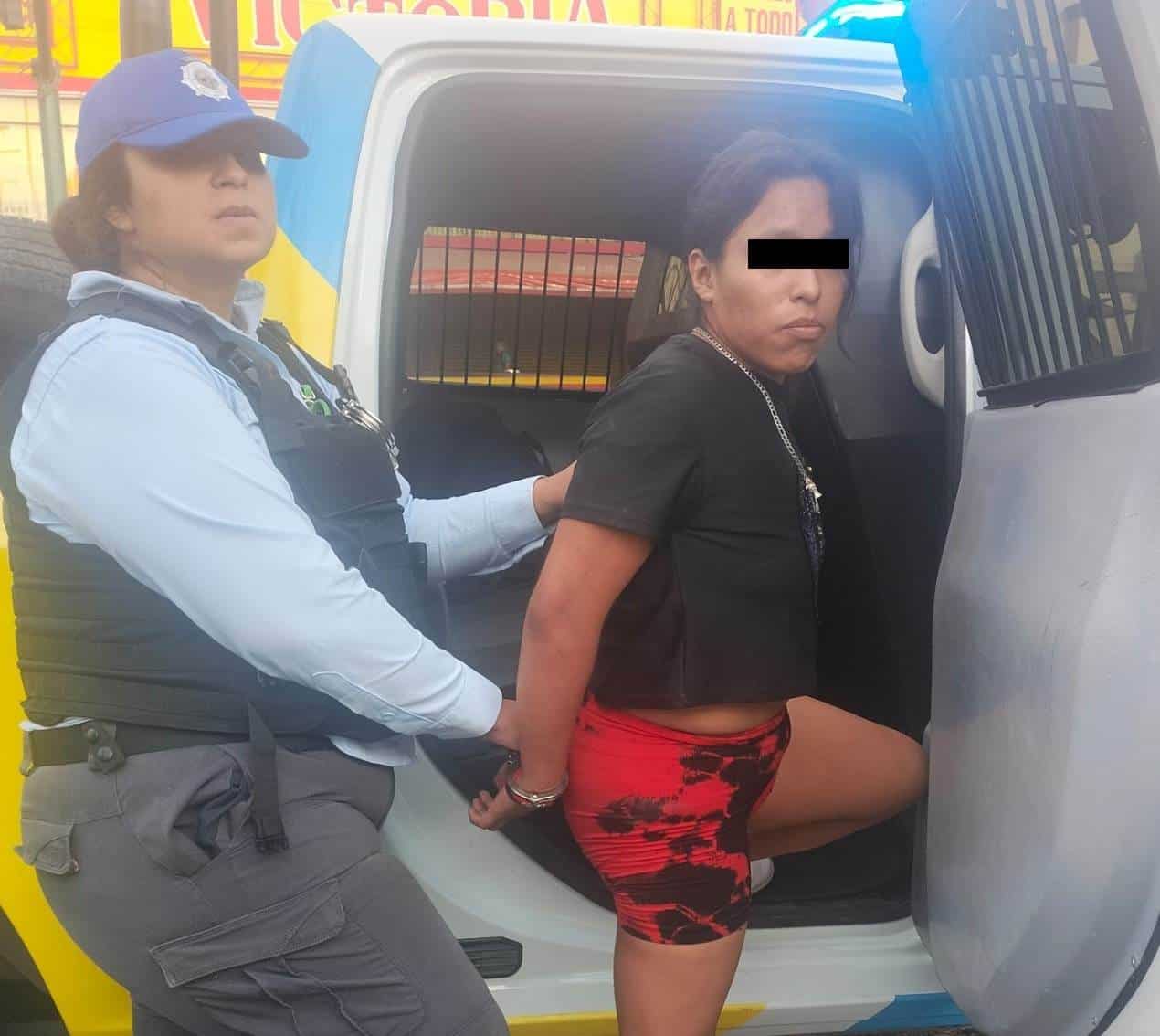 Una mujer fue detenida por oficiales de la Policía de Monterrey, tras ser sorprendida robando al interior de una joyería en el centro de la ciudad, negocio al que entró por la azotea, al parecer junto con un cómplice.