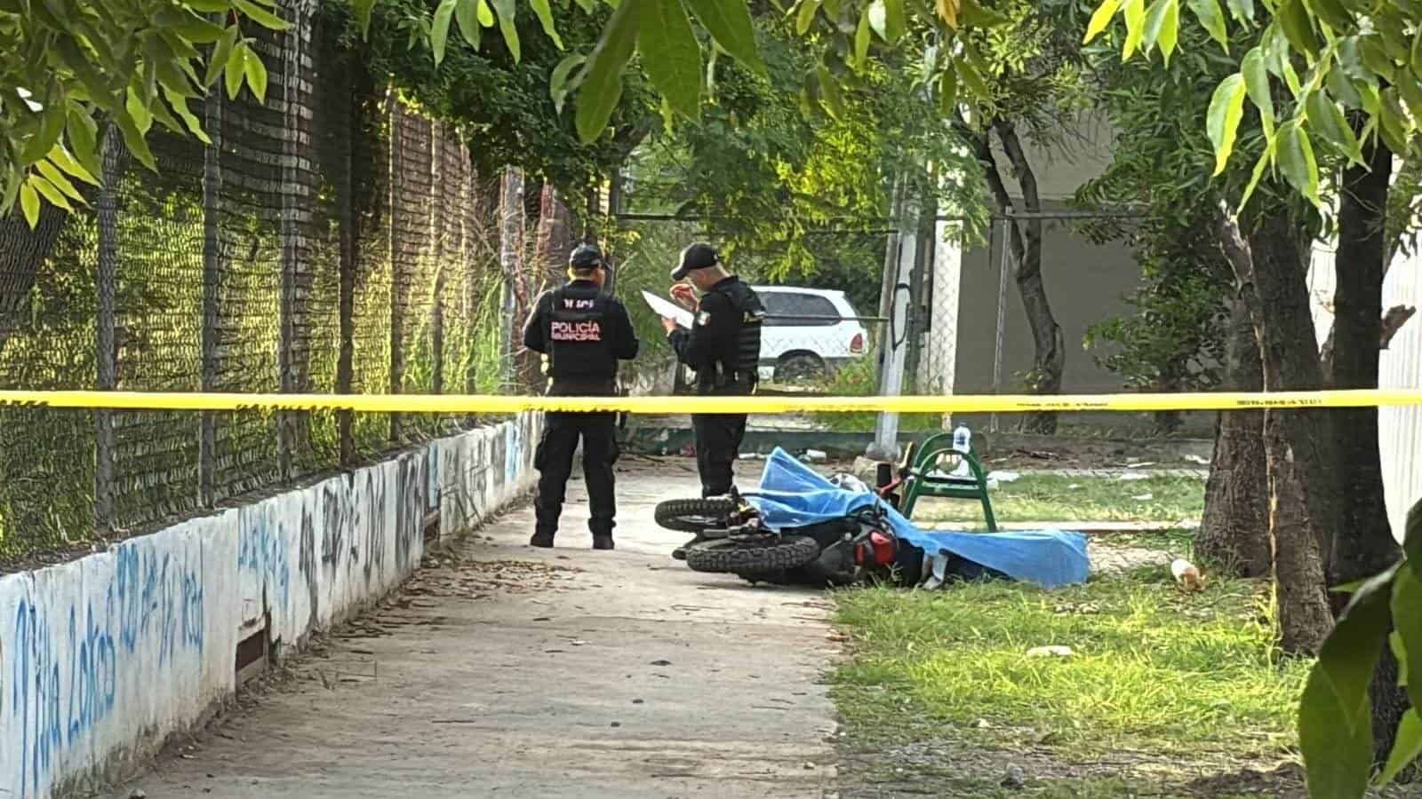 Un motociclista fue ejecutado junto a una cancha de basquetbol de un parque público, ayer en el municipio de Guadalupe.