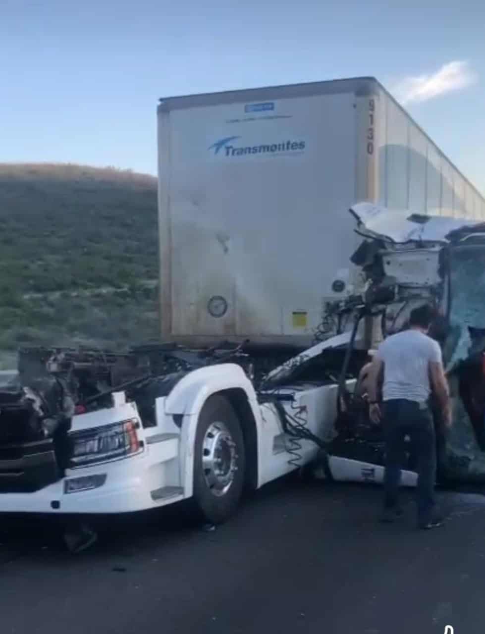 Al menos un lesionado y caos vial en la Autopista a Laredo, dejó un choque entre unidades de carga, ayer en el municipio de Salinas Victoria.