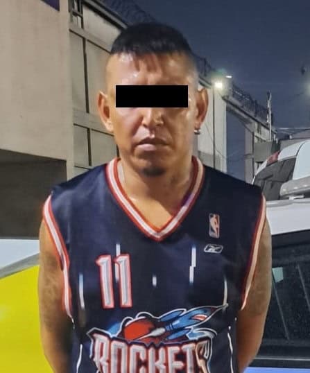 Luego de ser detectado manejando una motocicleta robada y placa colgada, un presunto integrante de una banda dedicada al robo de motos, fue detenido por oficiales de la Policía de Monterrey, en la Colonia Los Parques, en el municipio de García.