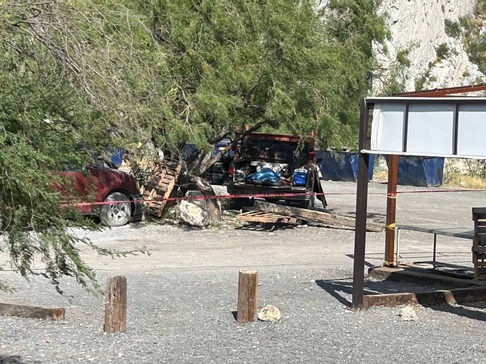 Cuando reparaba una bomba de agua en una quinta, un hombre sufrió una descarga eléctrica al tocar unos cables, en la Huasteca en Santa Catarina.