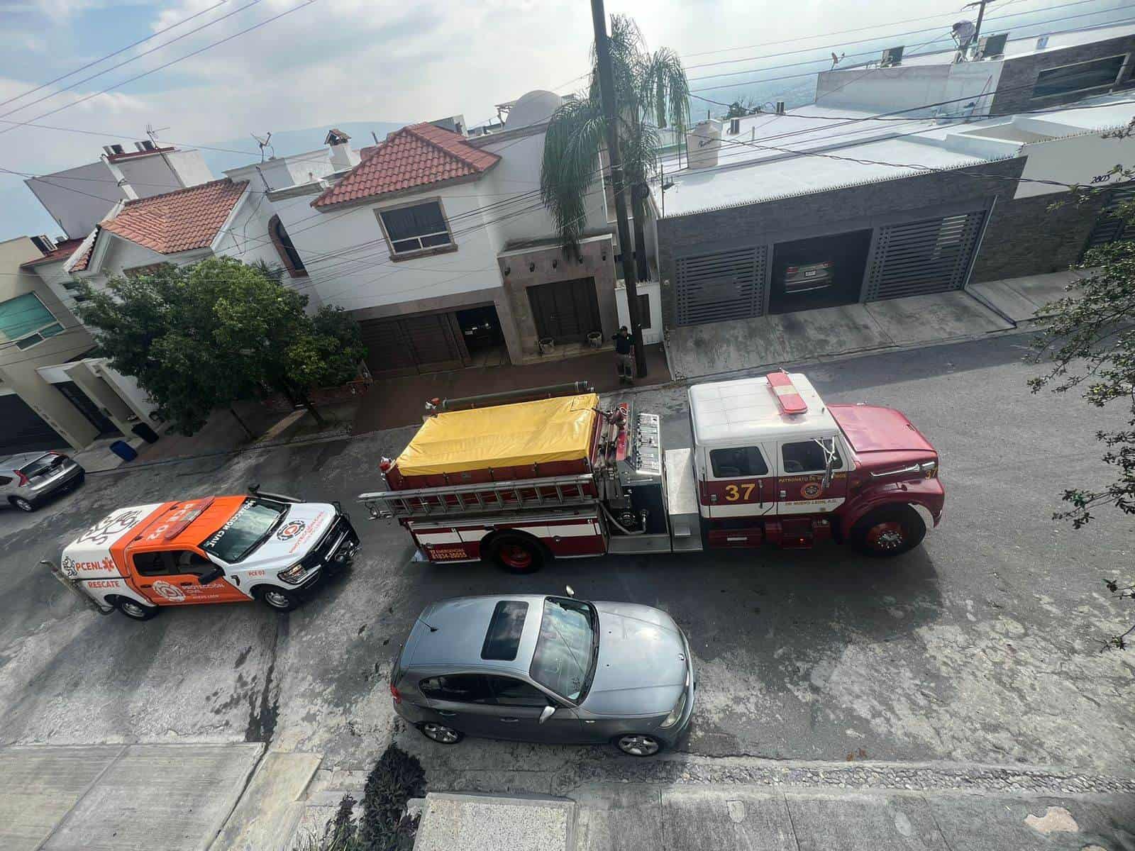 El sobre calentamiento de una extensión eléctrica en la zona de la cocina de una casa, ocasionó un incendio, ayer en la Colonia Cumbres, al poniente de Monterrey.