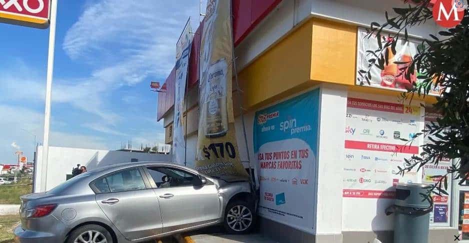 Dos empleados de una tienda de conveniencia, terminaron con diversas lesiones, después que un automovilista incrustó su automóvil dentro de la local, al equivocarse de pedal en el sector de Cumbres.