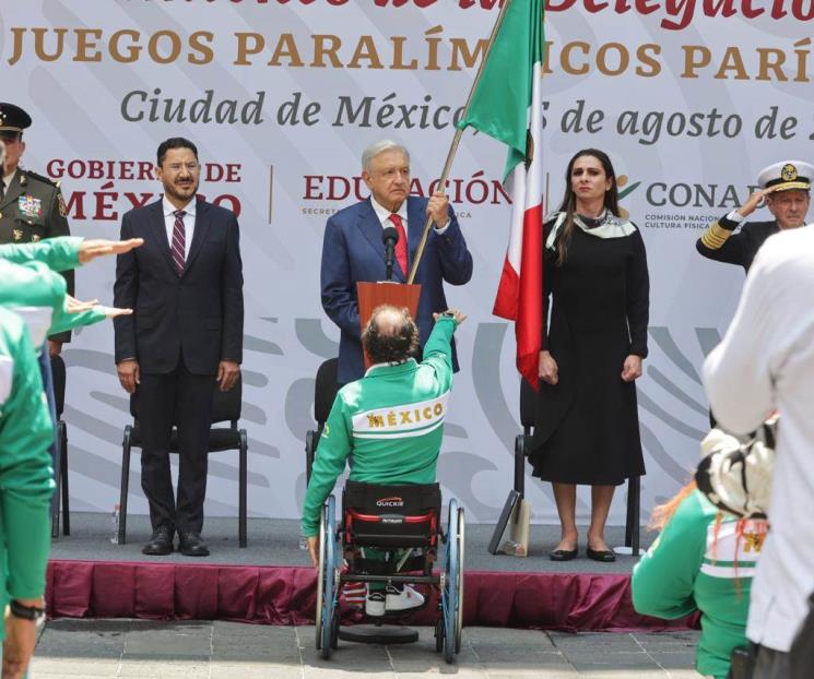 Abandera AMLO a los atletas paralímpicos de París 2024