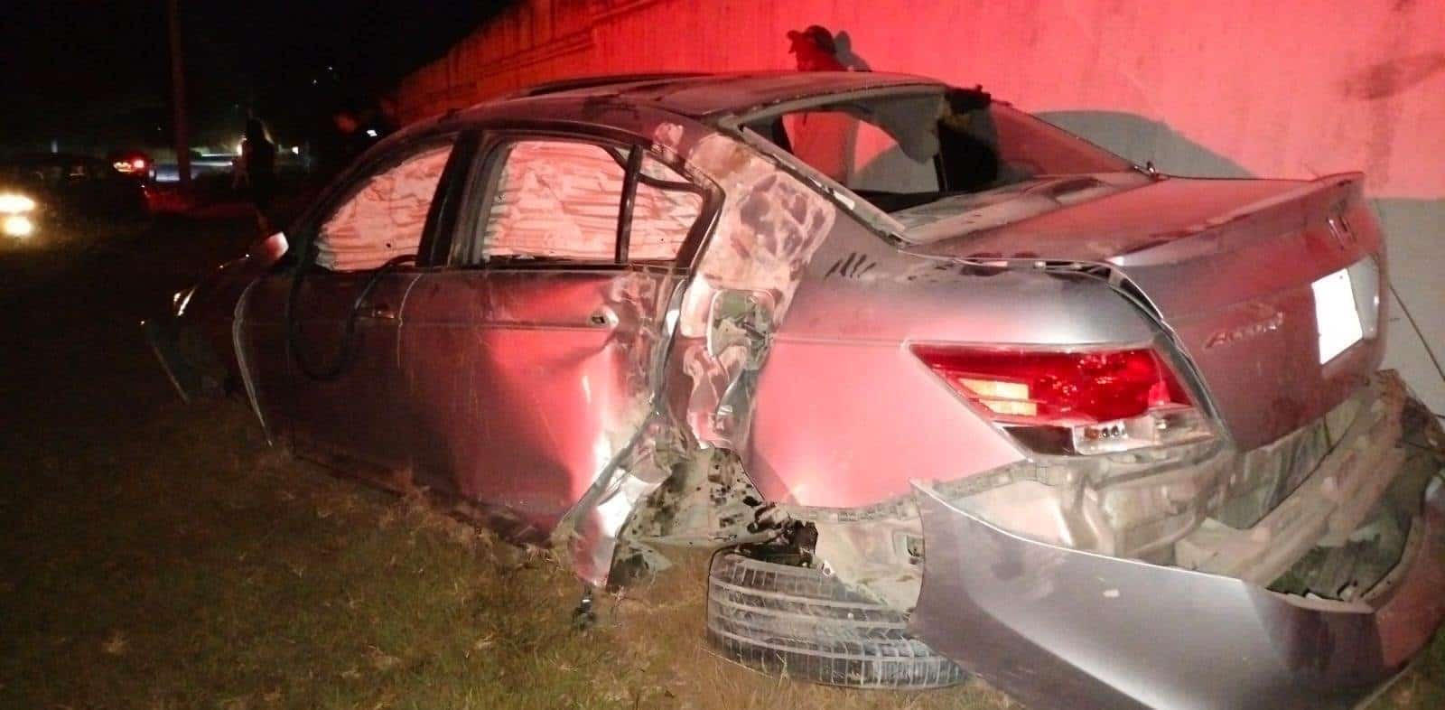 Dos mujeres resultaron lesionadas luego de chocar el auto en que viajaban, la madrugada de ayer en el municipio de Allende, al sur de Nuevo León.