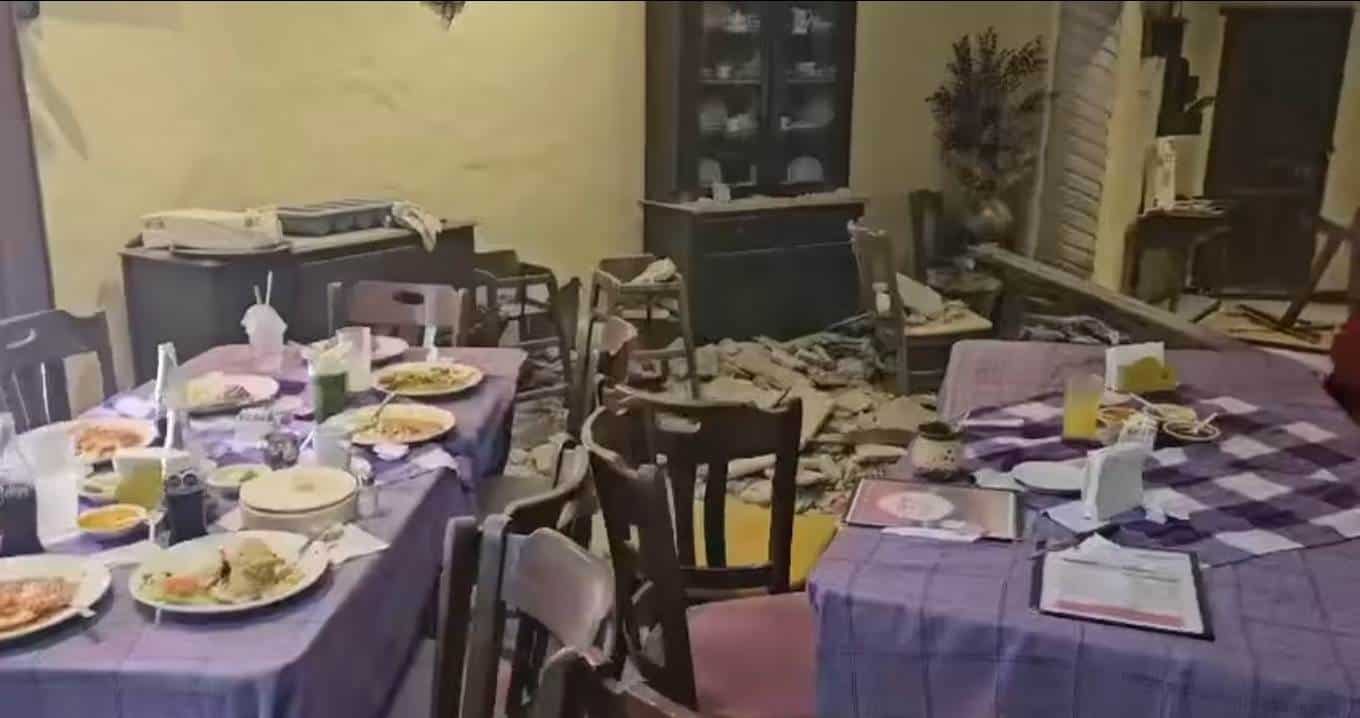 Varias personas lesionadas y daños materiales de consideración fue el saldo que dejó el derrumbe del techo de un restaurante ubicado en el municipio de Santiago.