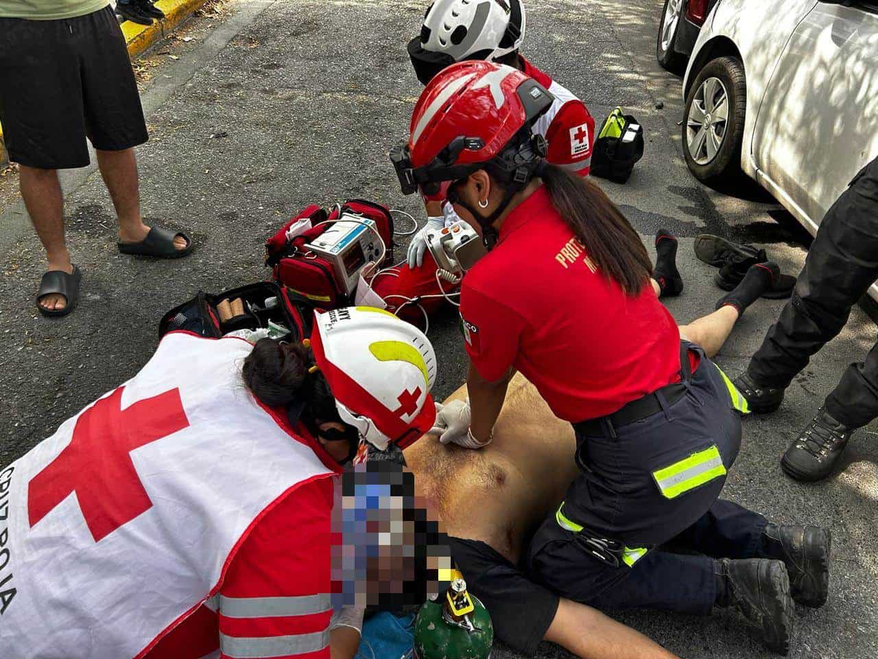 Luego de presuntamente sufrir un infarto, un conductor estrelló su auto contra otro vehículo, ayer en la Colonia Mirador, para después ser reanimado por paramédicos y trasladado a un hospital.