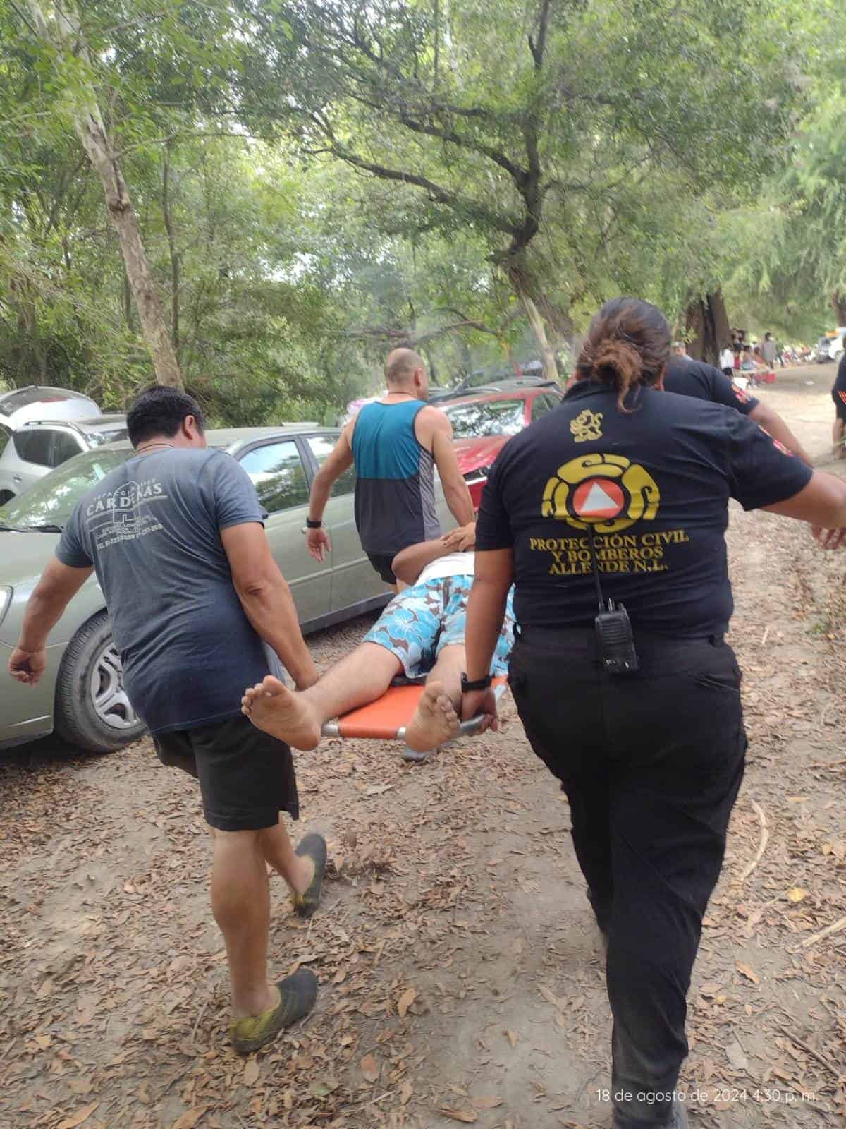 Elementos de Protección Civil del municipio de Allende, rescataron a un hombre que fue atapado por un remolino cuando nadaba en el Río Ramos, en esta localidad.