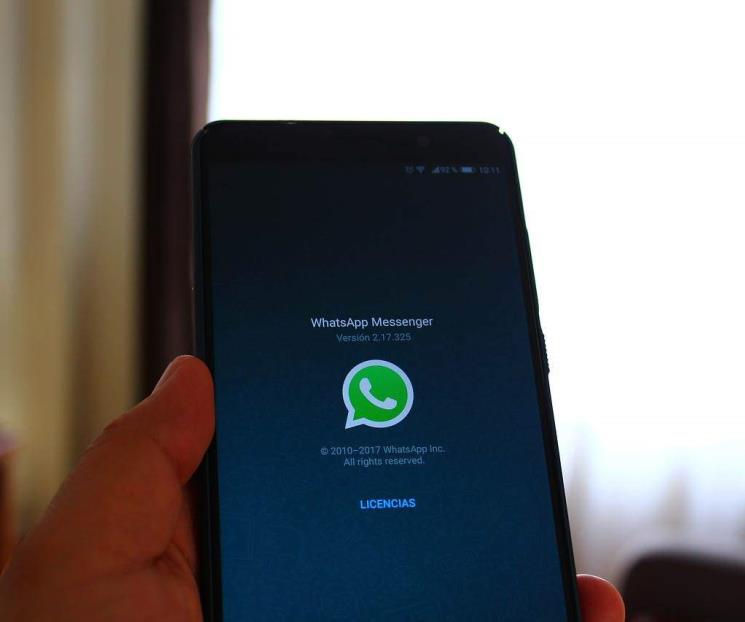 Alertan a adultos mayores por mensajes de estafa en WhatsApp