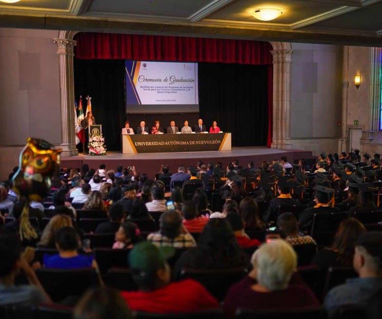 Se gradúan en bachillerato 300 alumnos de Centros Comunitarios