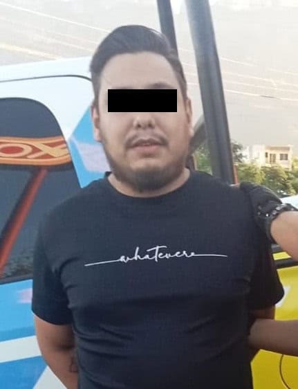 En el momento en que pretendía realizar dos depósitos con varios billetes apócrifos en una tienda de conveniencia, un hombre fue detenido por oficiales de la Policía de Monterrey, en la zona de Cumbres, al poniente de la ciudad.