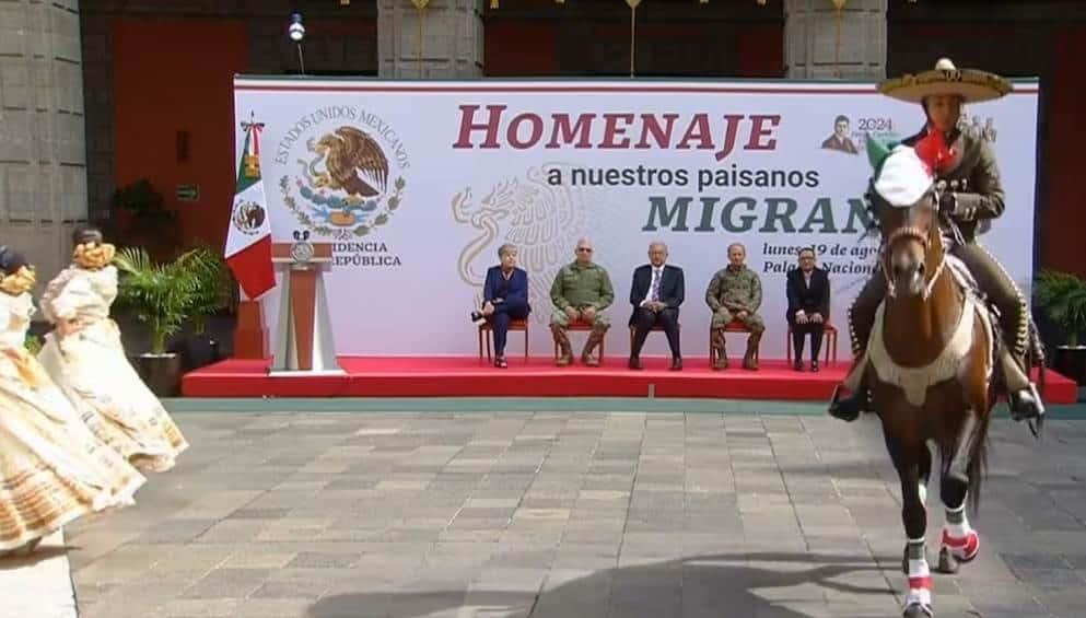 Sin migrantes, AMLO realiza homenaje a héroes vivientes