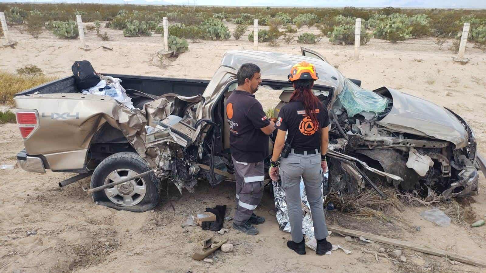 Una mujer sin vida y cuatro lesionados, dejó un choque frontal y volcadura entre dos camionetas, ayer en la Carretera a Monclova a la altura del municipio de Mina.