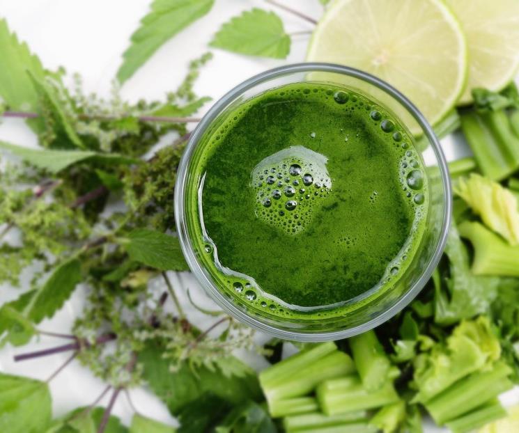 Conoce los beneficios de tomar jugo verde para la salud