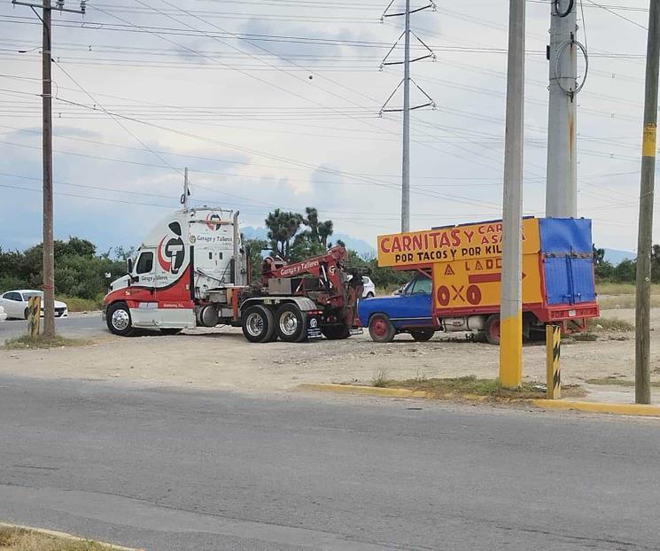 Dejan cabeza humana sobre camioneta