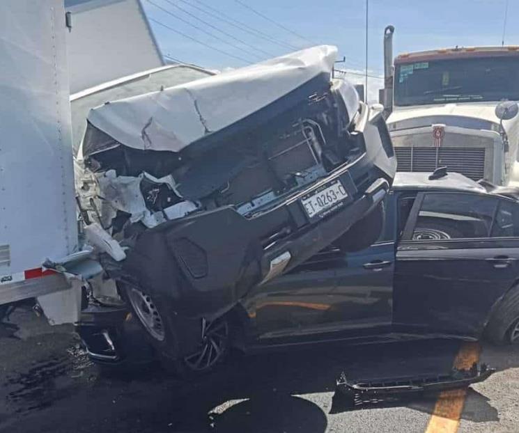 Hace tráiler carambola; lesiona a tres