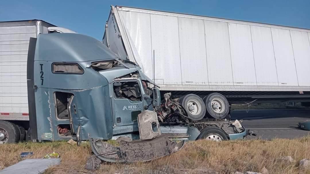 Chocan cinco tráileres en Sabinas, hay dos heridos