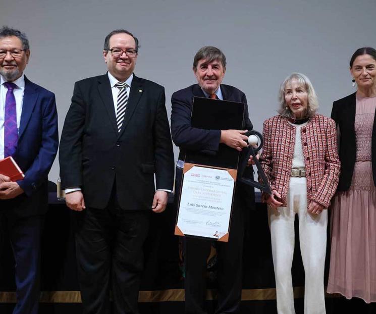 Recibe Luis García Montero Premio Internacional Carlos Fuentes