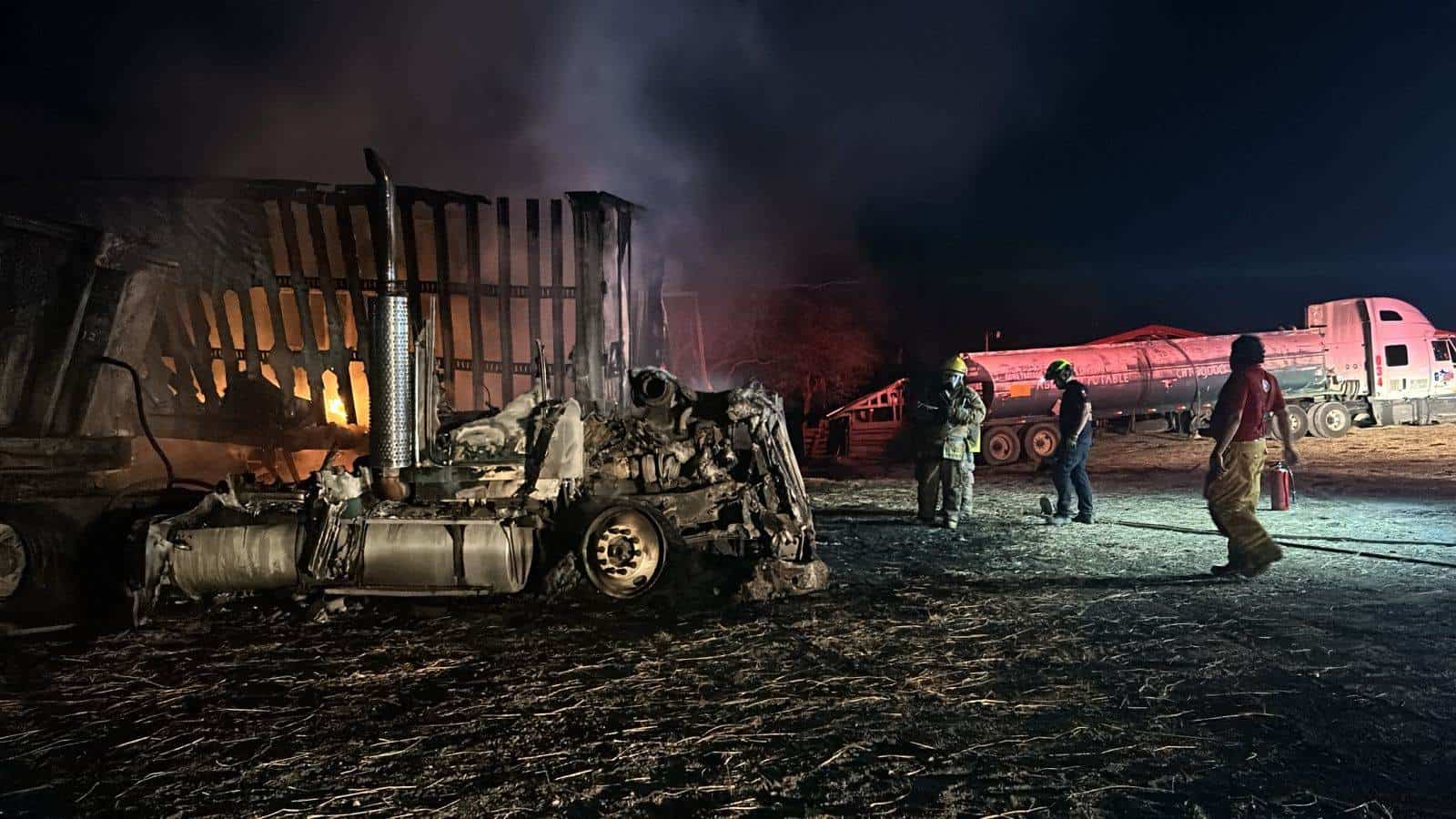 Tras una presunta falla, un camión de carga se incendió en la Carretera Allende-Cadereyta, municipio de Allende, sin que se reportaran lesionados.