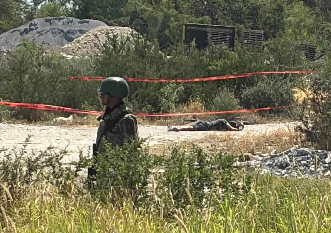 Con diversas huellas de violencia, fue encontrado el cadáver de un hombre en una brecha cercana a las calles Andrómeda y Gasoducto, en la Colonia Cosmópolis, ayer en el municipio de Apodaca.