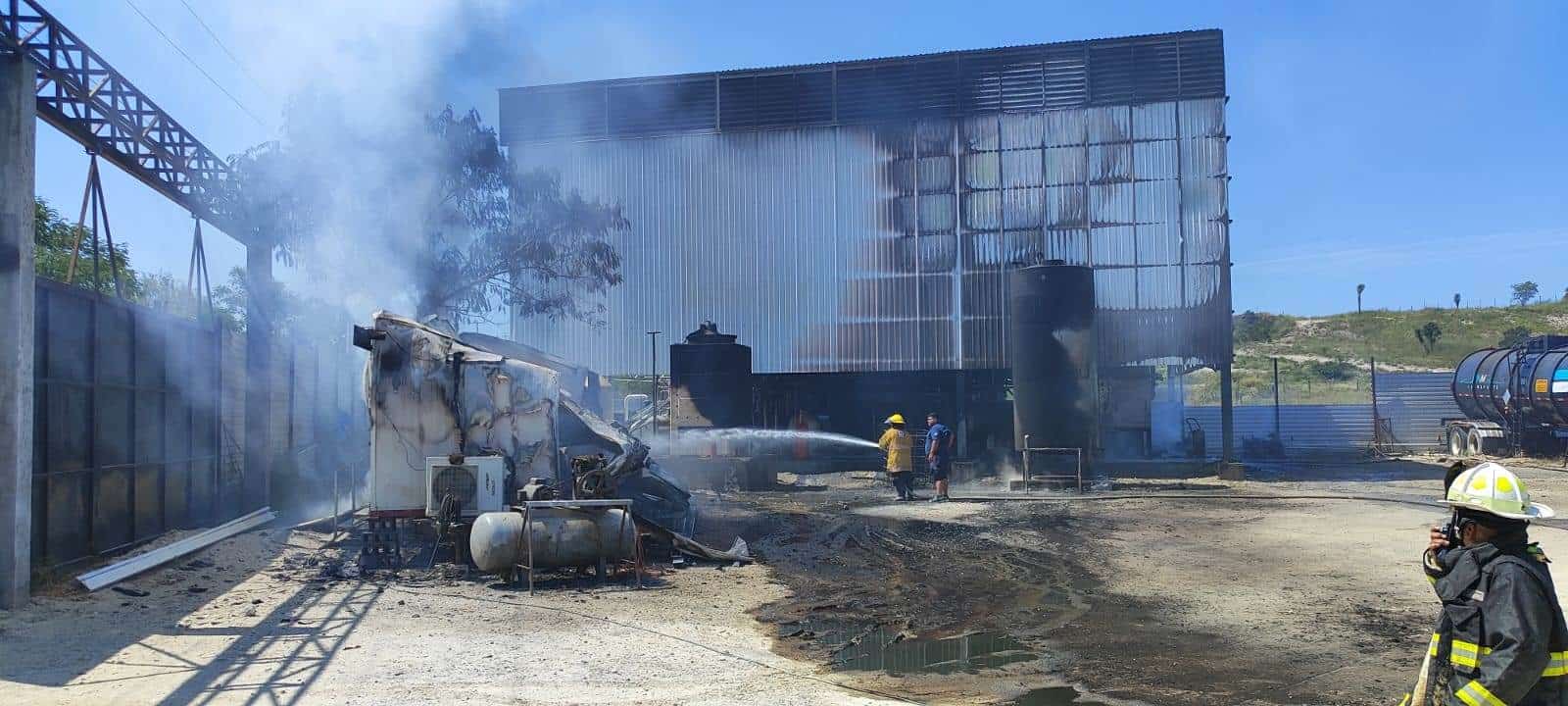 El incendio de una subestación de refinado de petróleo y una caseta, movilizó a elementos de rescate, en el municipio de Cadereyta Jiménez, sin que se reportaran lesionados.