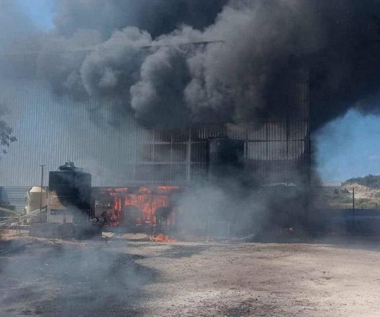 Evacuan a 50 trabajadores por incendio en empresa