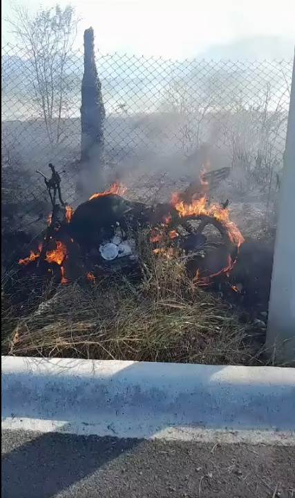 Un motociclista se encuentra en estado crítico al estrellar su máquina, contra una barda perimetral, lo que provocó que su vehículo se incendiara por completo, en el municipio de Allende.