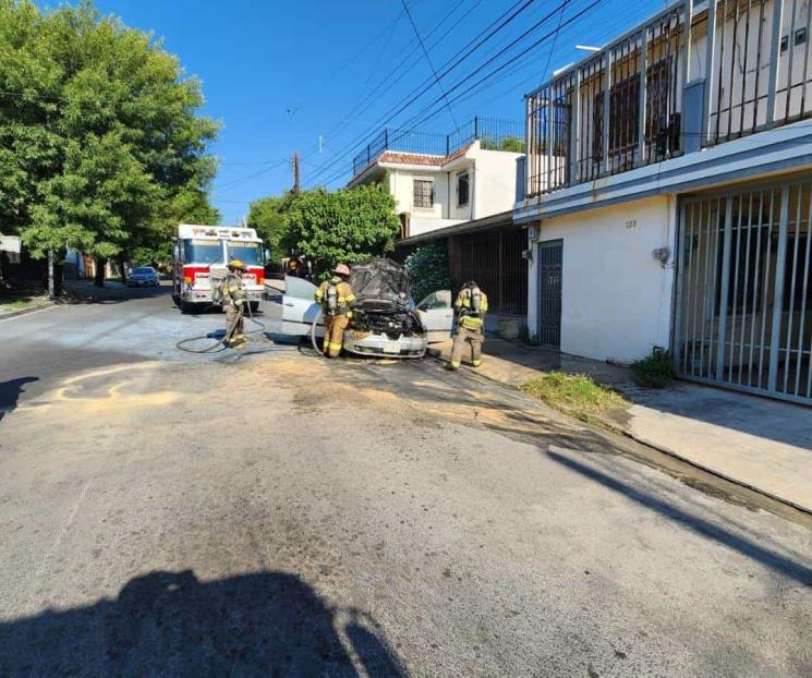 Arde auto por cortocircuito