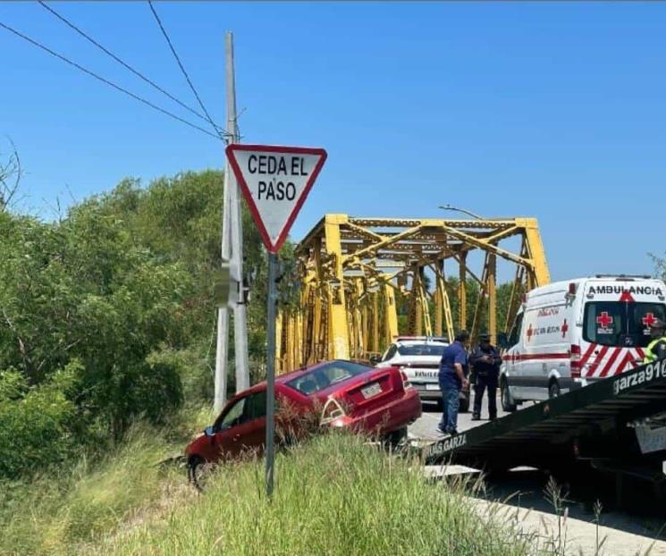 Queda a centímetros de caer a barranco