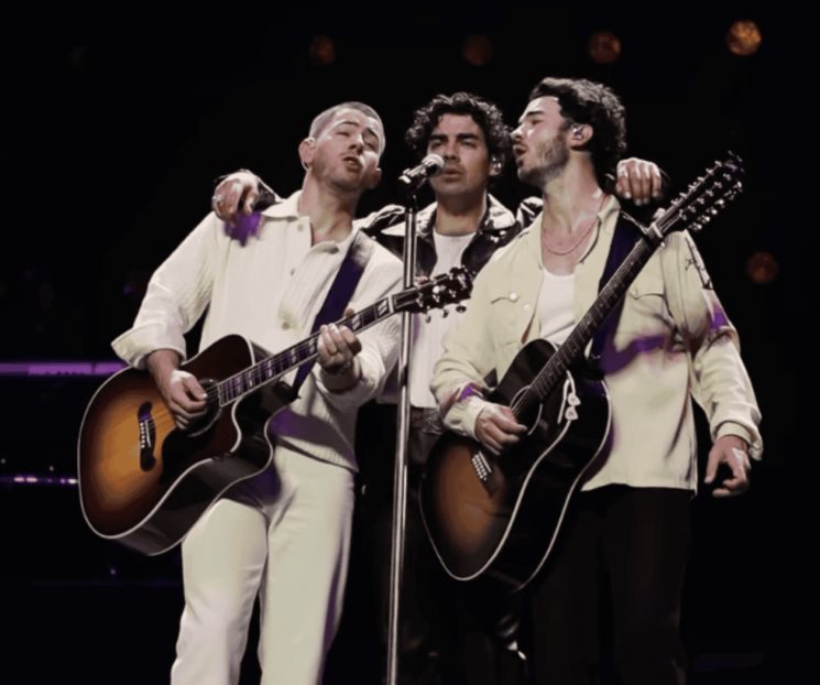 Jonas Brothers cantan y celebran su regreso a México