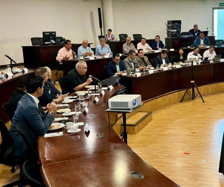 Firman convenio NL y transportistas para frenar robos y extorsiones