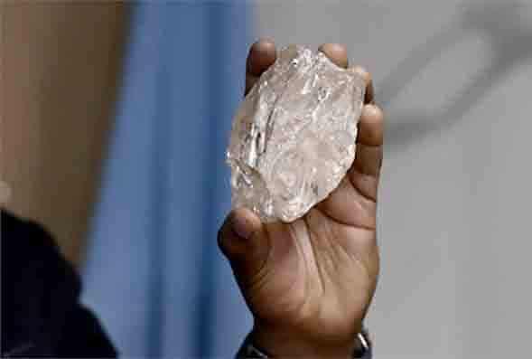 Hallan en Botswana un enorme diamante de 2,492 quilates