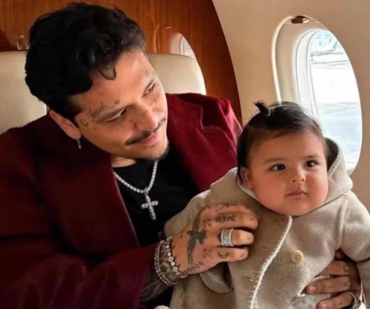 Christian Nodal viaja sólo a Argentina para visitar a su hija Inti