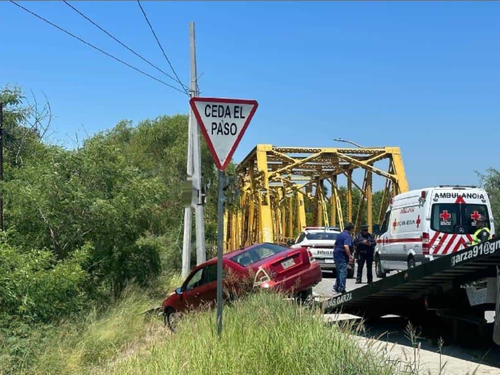 Un hombre de la tercera edad, se llevó el susto de su vida, cuando su automóvil, quedo a pocos centímetros de caer en un barranco, después de presentar una falla mecánica, en el municipio de Linares.