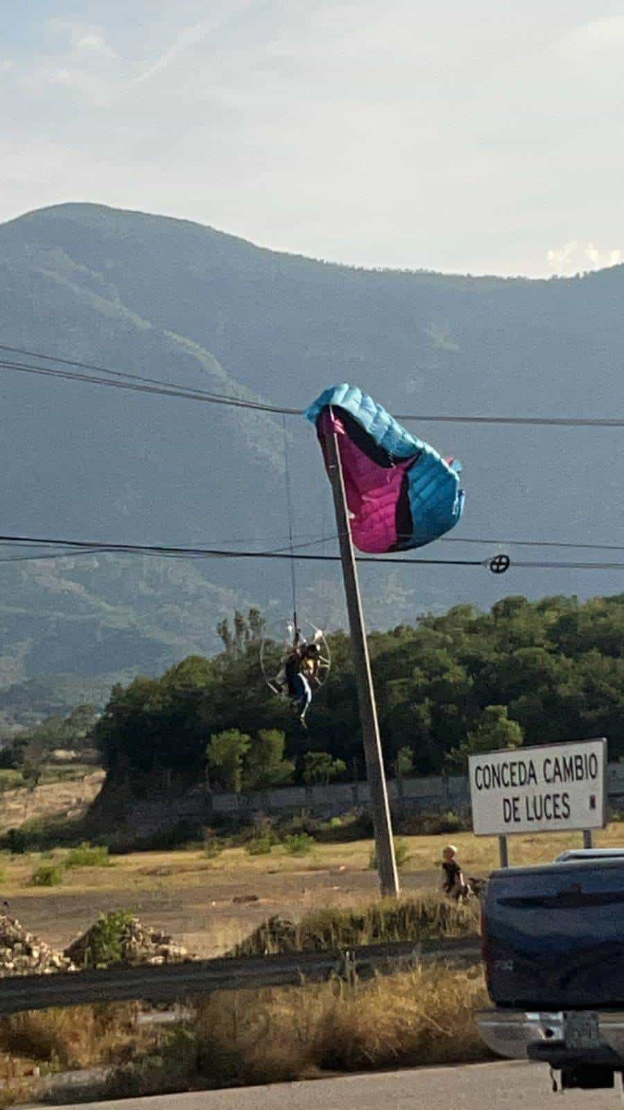 Elementos de Protección Civil del Estado, rescataron a un deportista extremo, que quedó atorado en un poste de la Comisión Federal de Electricidad, al realizar una mala maniobra en su parapente en el municipio de Allende.