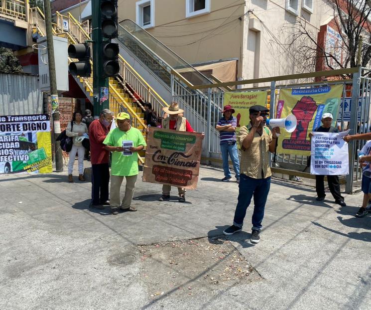 Demandan con protesta respetar pago en efectivo en transporte