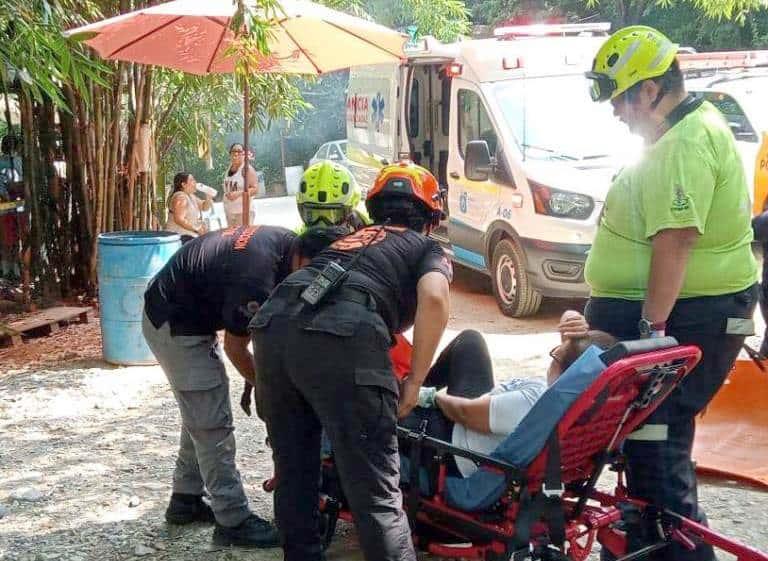 Sufre caída en paraje turístico y se lesiona, lo rescatan