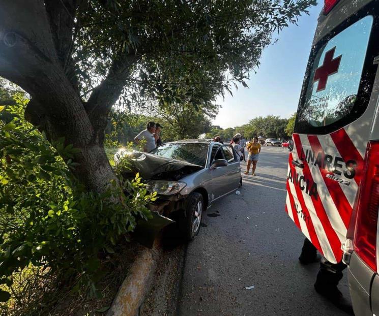 Estrellan auto contra árbol