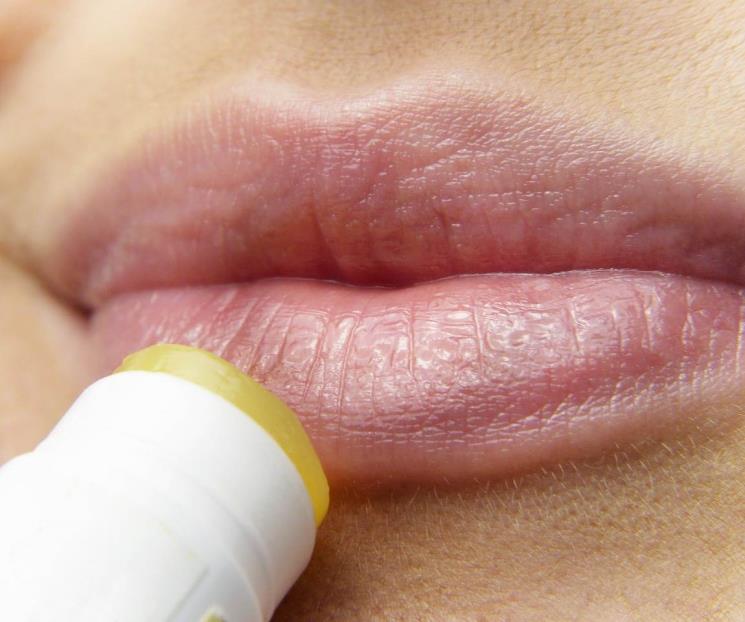 Trucos de los dermatólogos para evitar arrugas en los labios