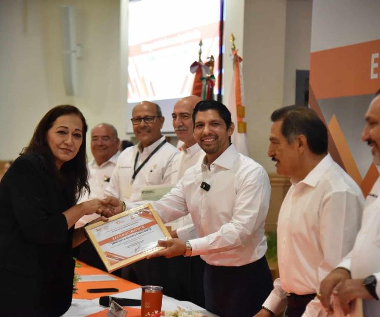 Entregan certificados de jubilación a docentes