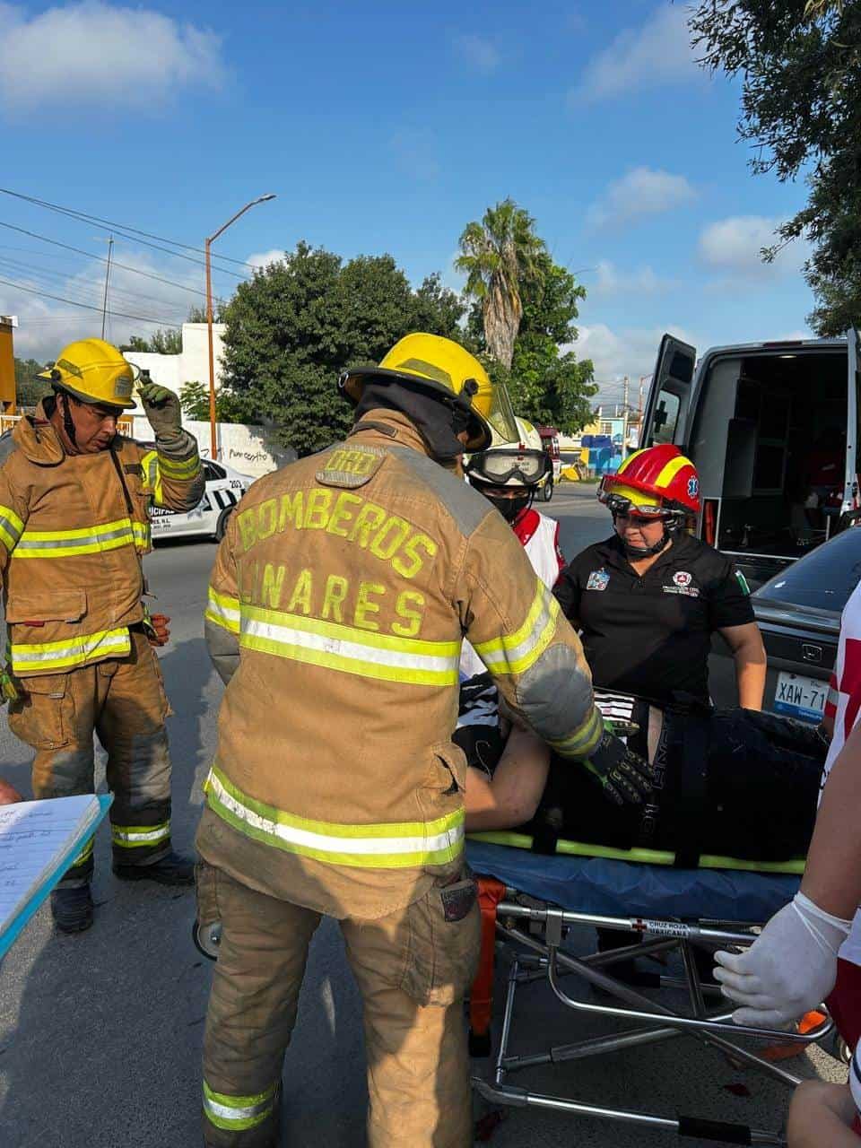 Dos jóvenes terminaron su noche de parranda lesionados, al estrellar su automóvil contra un árbol, en calles del municipio de Linares, Nuevo León.