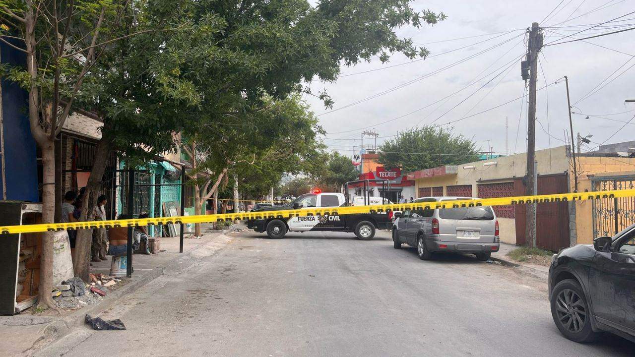 Un hombre terminó con lesiones graves en su cuerpo, luego de ser atacado a balazos, por hombres armados en calles de la Zona Norte de Monterrey.