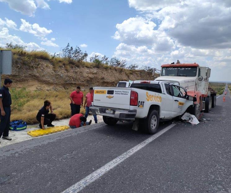 Choca contra tráiler y pierde la vida en Mina