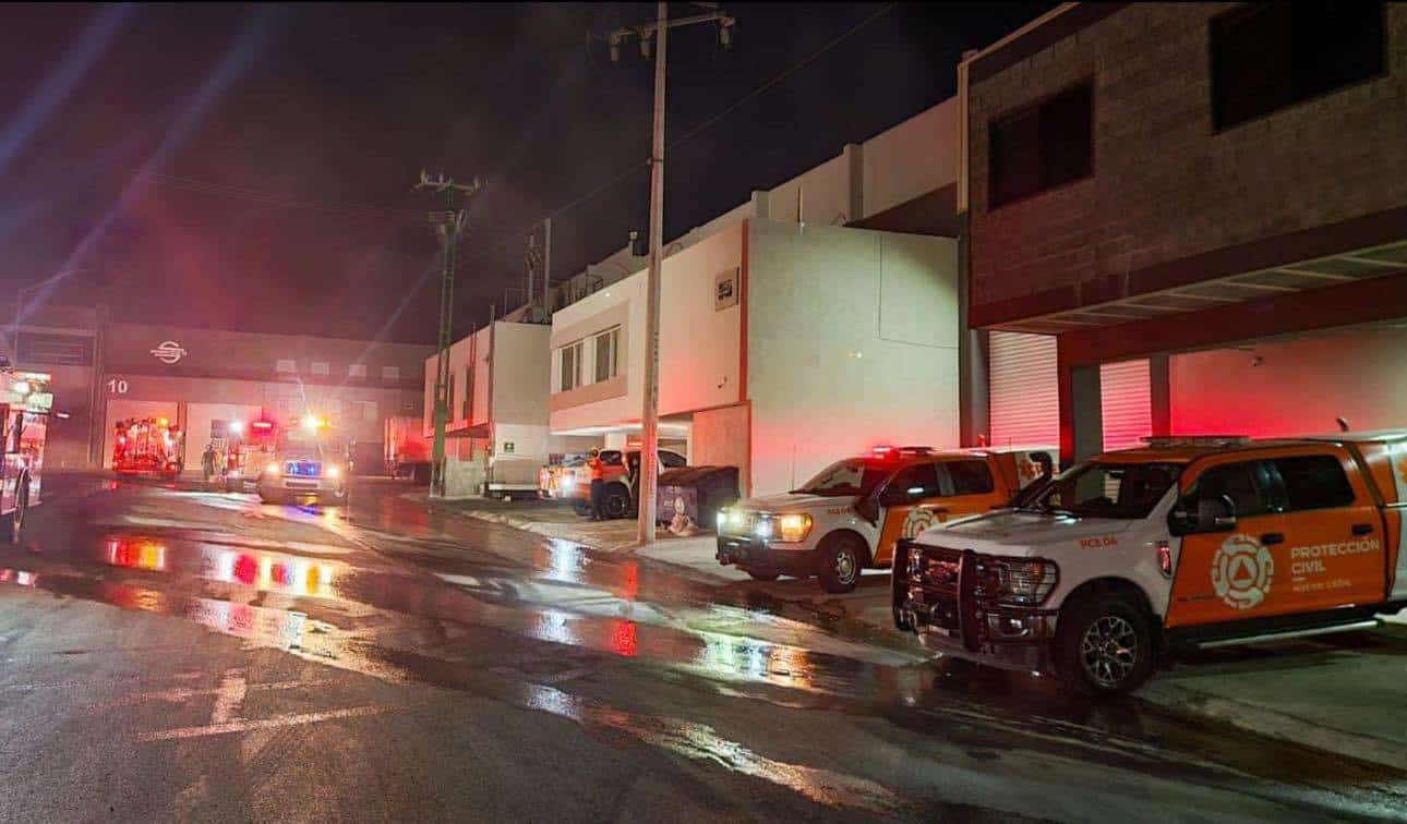 La bodega de una empresa distribuidora de productos para la elaboración de pasteles, terminó totalmente destruida, al registrarse un incendio en una zona industrial del municipio de Santa Catarina.