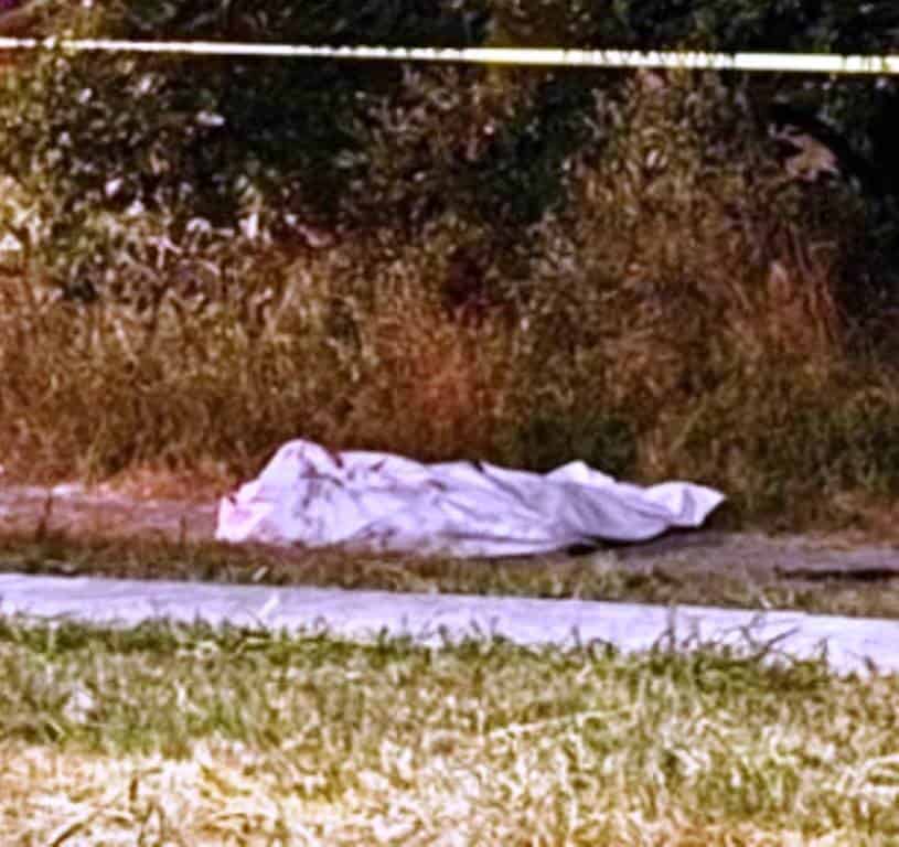 El cuerpo de un hombre con evidentes huellas de violencia y el llamado tiro de gracias, fue encontrado abandonado, en una plaza pública ubicada cerca de los márgenes del Rio La Silla en Guadalupe.