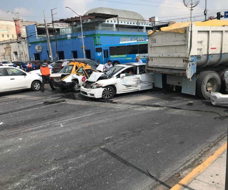 Se queda sin frenos e impacta a 11 autos, hay 7 heridos