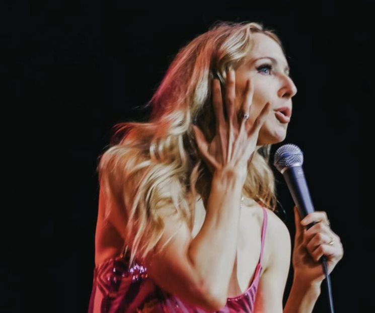 La comediante Nikki Glaser conducirá los Globos de Oro del 2025